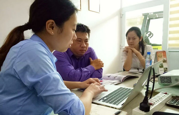 EMAC Sales Team Visiting Thailand700x450 This is a picture of EMAC talking to clients in the past.