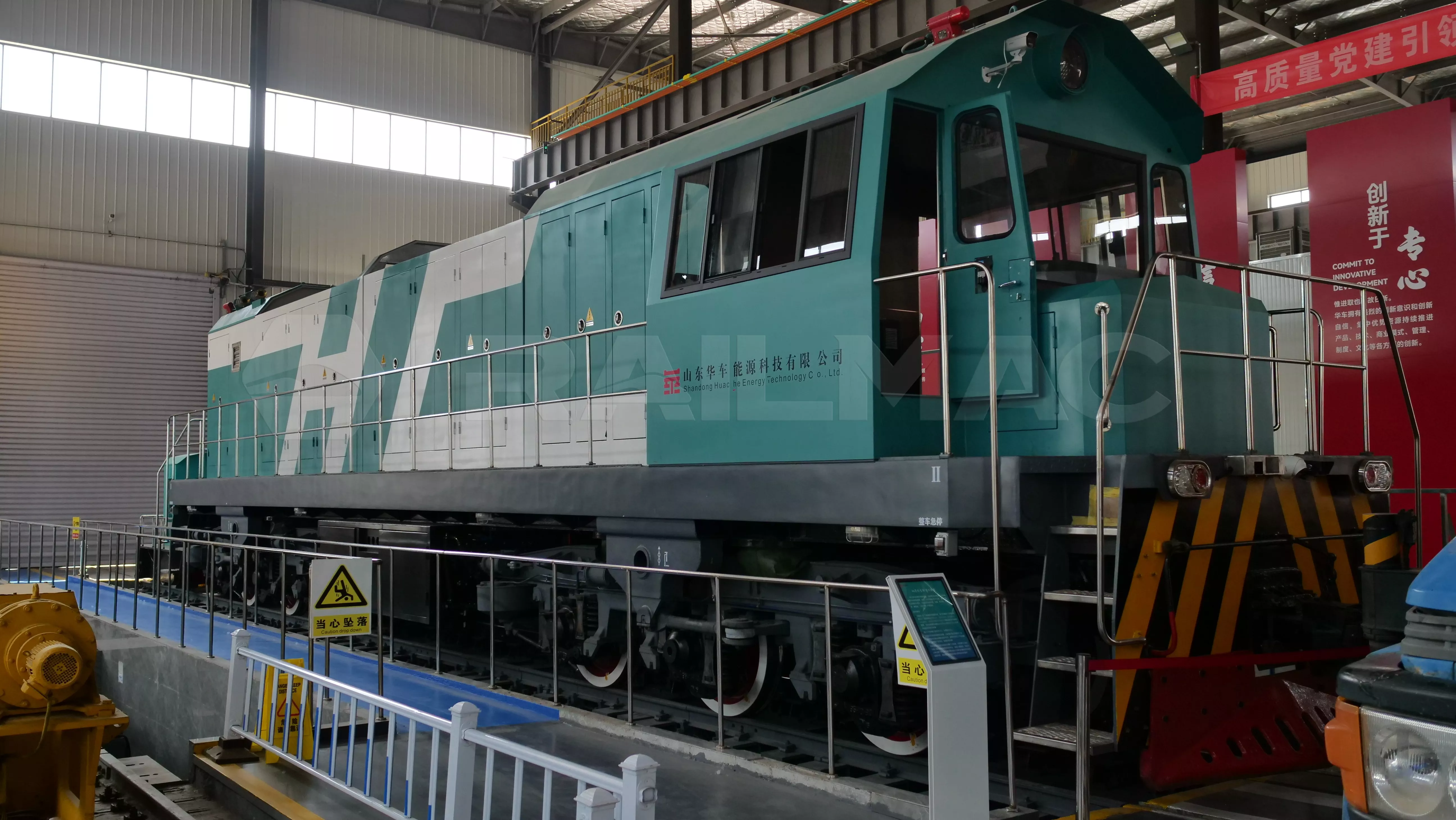HCD-5000-New-Energy-Locomotive-1